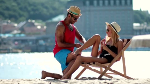 Stock Video Man Applying Sunscreen Animated Wallpaper - Free Live Wallpaper