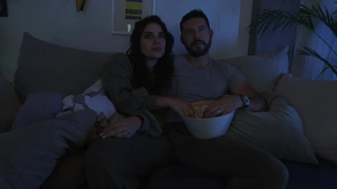 Stock Video Man And Woman Watching A Movie Together Animated Wallpaper - Free Live Wallpaper