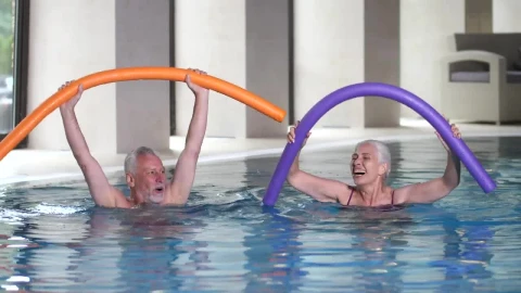 Stock Video Man And Woman Swimming Together Animated Wallpaper - Free Live Wallpaper