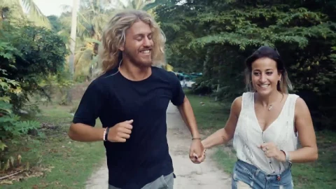 Stock Video Man And Woman Running Happy Hand In Hand Animated Wallpaper - Free Live Wallpaper