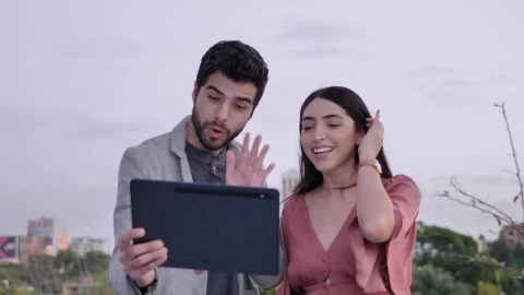 Stock Video Man And Woman Outdoors During A Video Call Animated Wallpaper - Free Live Wallpaper
