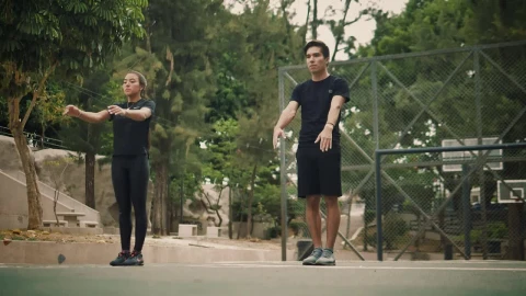 Stock Video Man And Woman Doing A Back Turn In Unison Animated Wallpaper - Free Live Wallpaper