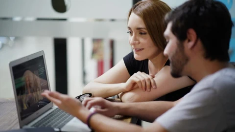 Stock Video Man And Woman Commenting On An Image On A Laptop Animated Wallpaper - Free Live Wallpaper