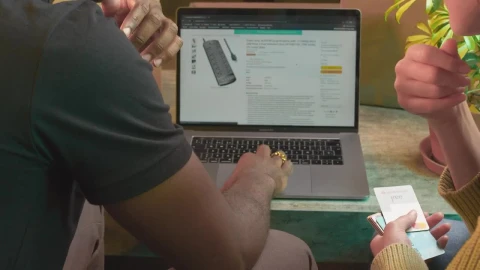 Stock Video Man And Woman Buying Online On A Laptop Animated Wallpaper - Free Live Wallpaper