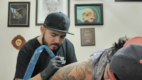 Stock Video Male Tattooist Working On A Tattoo Animated Wallpaper - Free Live Wallpaper