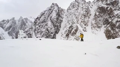Stock Video Male Climber Walking Through The Snow In The Mountains Animated Wallpaper - Free Live Wallpaper