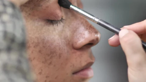 Stock Video Making Up A Womans Eyes Animated Wallpaper - Free Live Wallpaper