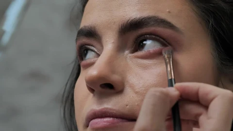 Stock Video Making Up A Womans Eyes 4058 Animated Wallpaper - Free Live Wallpaper