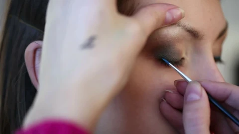 Stock Video Makeup Brush Painting A Woman Eye Animated Wallpaper - Free Live Wallpaper