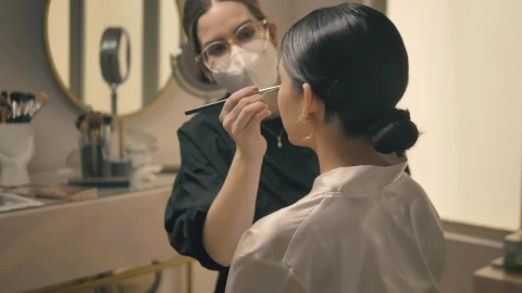 Stock Video Makeup Artist Working In Her Beauty Salon Animated Wallpaper - Free Live Wallpaper