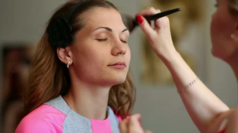 Stock Video Makeup Artist Using A Brush On A Woman Animated Wallpaper - Free Live Wallpaper