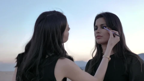 Stock Video Makeup Artist Putting Makeup On A Model Animated Wallpaper - Free Live Wallpaper