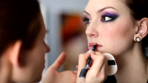 Stock Video Makeup Artist Doing Lips On A Model Animated Wallpaper - Free Live Wallpaper