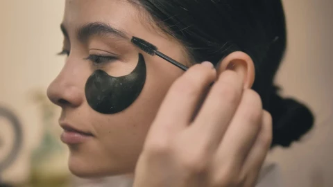 Stock Video Makeup Artist Applying Mascara Animated Wallpaper - Free Live Wallpaper