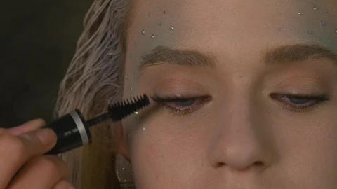 Stock Video Makeup Artist Applying Mascara 4202 Animated Wallpaper - Free Live Wallpaper