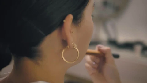 Stock Video Makeup Artist Applying Highlighter Animated Wallpaper - Free Live Wallpaper