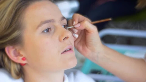 Stock Video Makeup Artist Applying Eye Makeup To A Woman Animated Wallpaper - Free Live Wallpaper