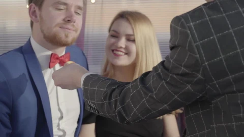 Stock Video Magician Wows Young Couple With Coin Illusion Animated Wallpaper - Free Live Wallpaper