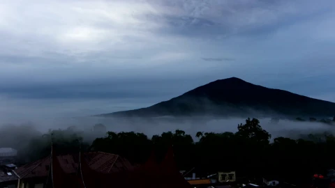 Stock Video Low Fog Between Hills Animated Wallpaper - Free Live Wallpaper