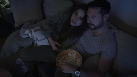 Stock Video Loving Couple Watching A Movie Together Animated Wallpaper - Free Live Wallpaper