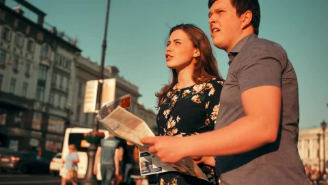 Stock Video Lovers With A Map In The Middle Of The Street Animated Wallpaper - Free Live Wallpaper