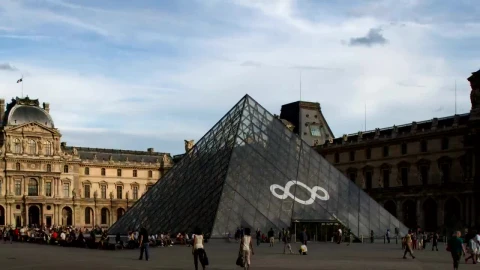 Stock Video Louvre Museum In Paris Time Lapse Animated Wallpaper - Free Live Wallpaper