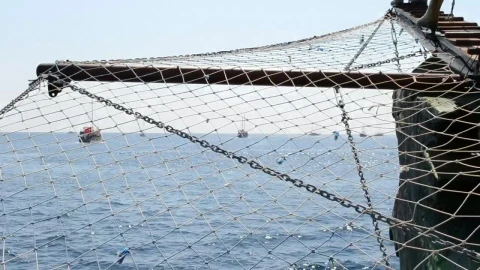 Stock Video Looking Through Boat Nets At The Coast Animated Wallpaper - Free Live Wallpaper