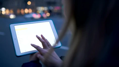 Stock Video Looking For Directions Online Animated Wallpaper - Free Live Wallpaper