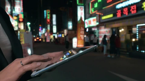 Stock Video Looking For Directions In South Korea Animated Wallpaper - Free Live Wallpaper