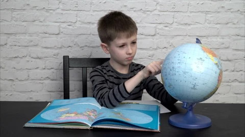 Stock Video Looking At A Globe Animated Wallpaper - Free Live Wallpaper