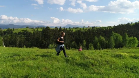 Stock Video Mother Takes Photos Of Her Daughter In Natur Animated Wallpaper - Free Live Wallpaper