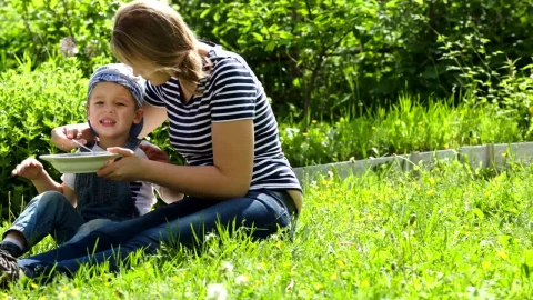 Stock Video Mother Feeding Her Child Outsid Animated Wallpaper - Free Live Wallpaper