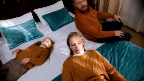 Stock Video Mother Father And Daughter Lying On A Be Animated Wallpaper - Free Live Wallpaper