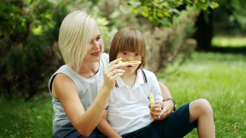 Stock Video Mother Enjoying Time With Her Son In The Par Animated Wallpaper - Free Live Wallpaper