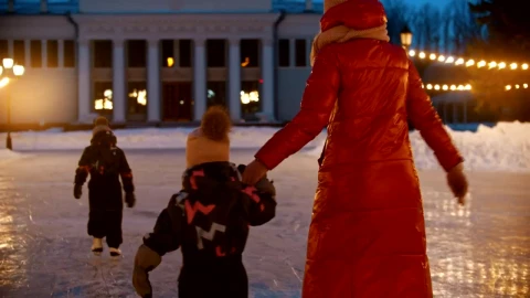 Stock Video Mother Doing Ice Skating With Her Small Childre Animated Wallpaper - Free Live Wallpaper