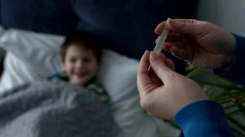 Stock Video Mother Checking Her Sick Sons Thermomete Animated Wallpaper - Free Live Wallpaper
