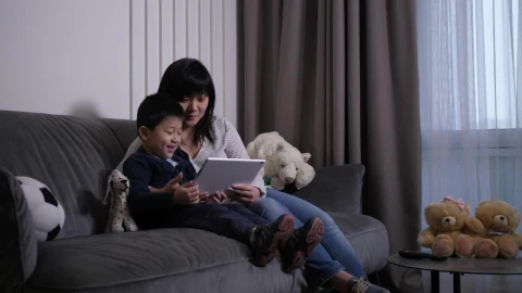 Stock Video Mother And Her Son Viewing A Table Animated Wallpaper - Free Live Wallpaper