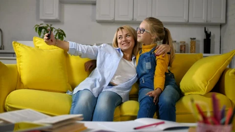 Stock Video Mother And Her Little Daughter Taking A Selfi Animated Wallpaper - Free Live Wallpaper