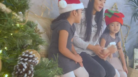 Stock Video Mother And Her Daughters Playing On Christmas Da Animated Wallpaper - Free Live Wallpaper