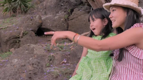 Stock Video Mother And Her Daughter In A Par Animated Wallpaper - Free Live Wallpaper