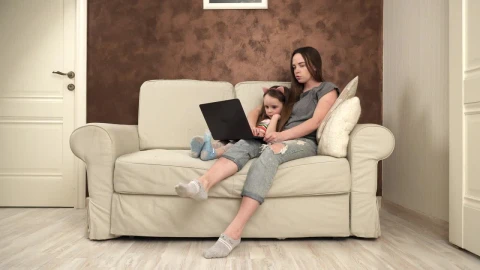 Stock Video Mother And Her Child Using A Lapto Animated Wallpaper - Free Live Wallpaper
