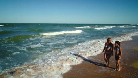 Stock Video Mother And Daughter Talk And Walk On The Seashor Animated Wallpaper - Free Live Wallpaper