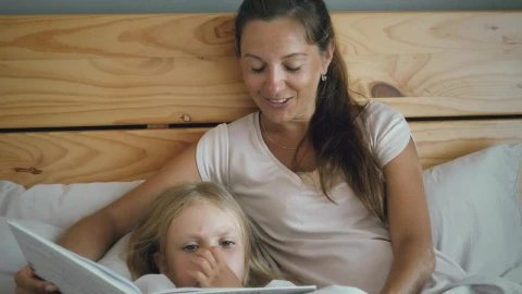 Stock Video Mother And Daughter Reading In Be Animated Wallpaper - Free Live Wallpaper