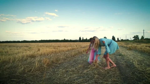 Stock Video Mother And Daughter Playing In The Countrysid Animated Wallpaper - Free Live Wallpaper
