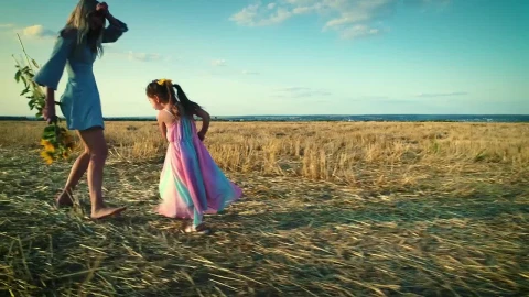 Stock Video Mother And Daughter Play Happily In A Dry Fiel Animated Wallpaper - Free Live Wallpaper