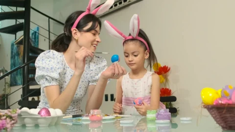 Stock Video Mother And Daughter Painting Easter Egg Animated Wallpaper - Free Live Wallpaper