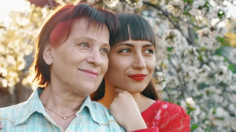 Stock Video Mother And Daughter Look Happily At The Horizo Animated Wallpaper - Free Live Wallpaper