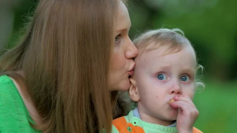 Stock Video Mother And Daughter In A City Par Animated Wallpaper - Free Live Wallpaper