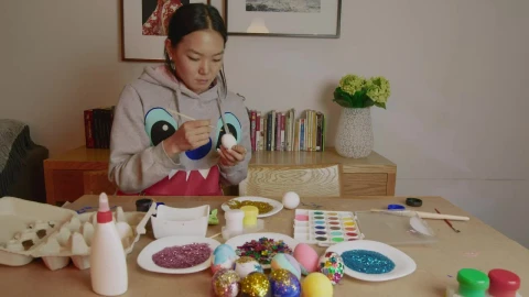 Stock Video Mother And Daughter Decorating Easter Egg Animated Wallpaper - Free Live Wallpaper