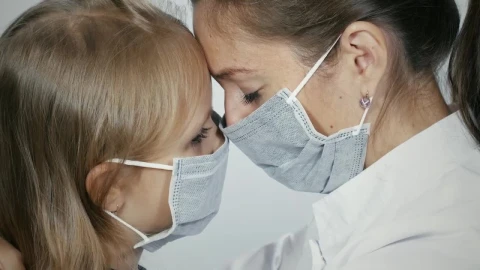 Stock Video Mother And Daughter Crying With Facemask Animated Wallpaper - Free Live Wallpaper